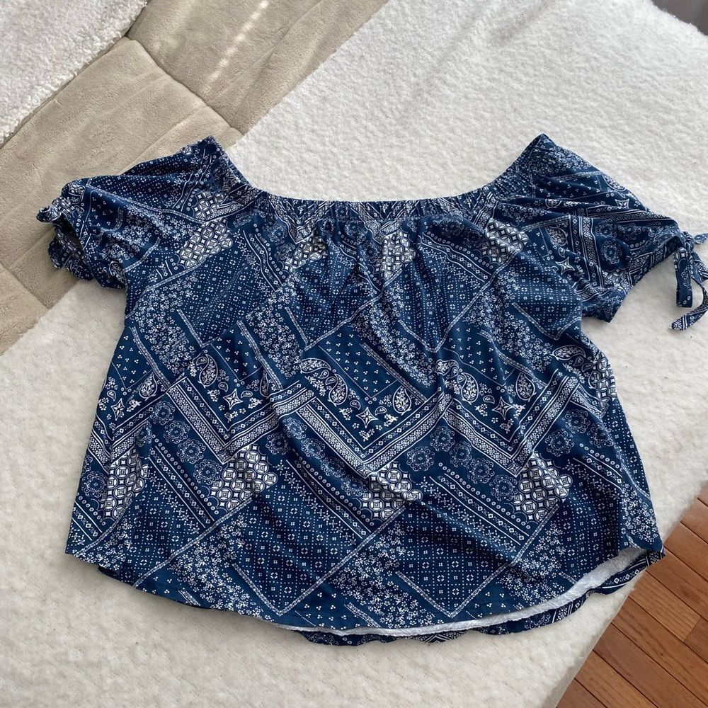 H&M Blue and White Patterned Off-The-Shoulder Top Size Large